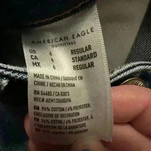American Eagle Comfort Stretch Waistband Mom Jean Size 6 Reg Diistressed - Picture 5 of 6